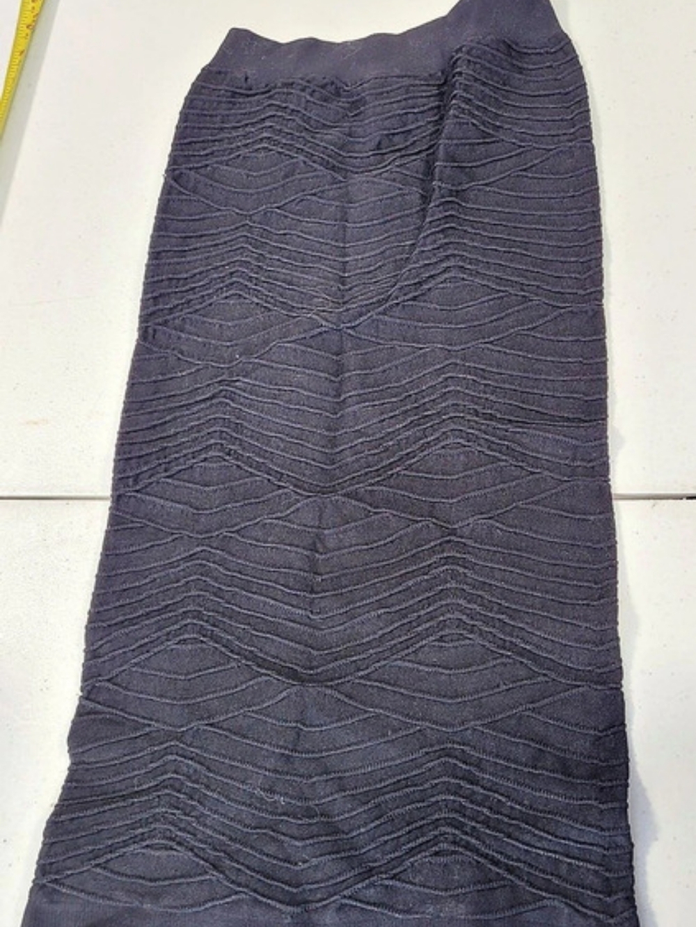 Guess Abstract Midi Skirt Black Size Medium Like New